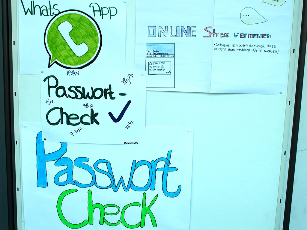 Ein Plakat zum Umgang mit WhatsApp mit der Aufschrift „Passwort-Check“.